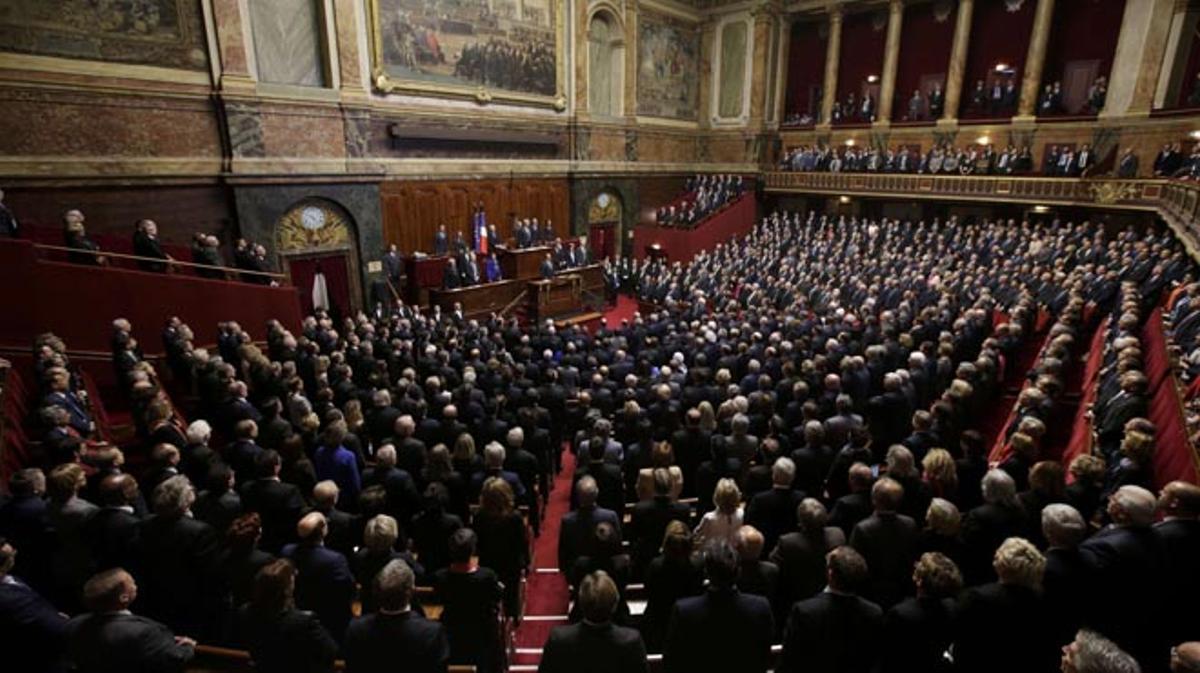 El congreso y el senado francés reunido en Versalles. canta la Marsellesa.