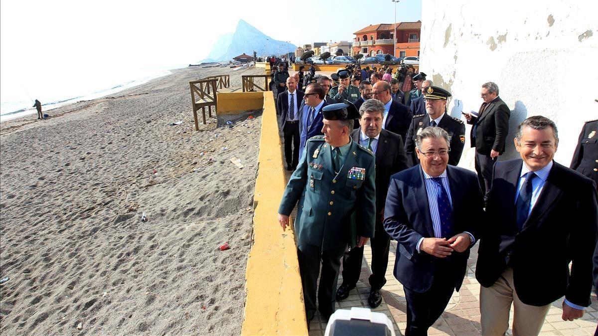 El ministro Zoido, durante la visita a La Línea de la Concepción.