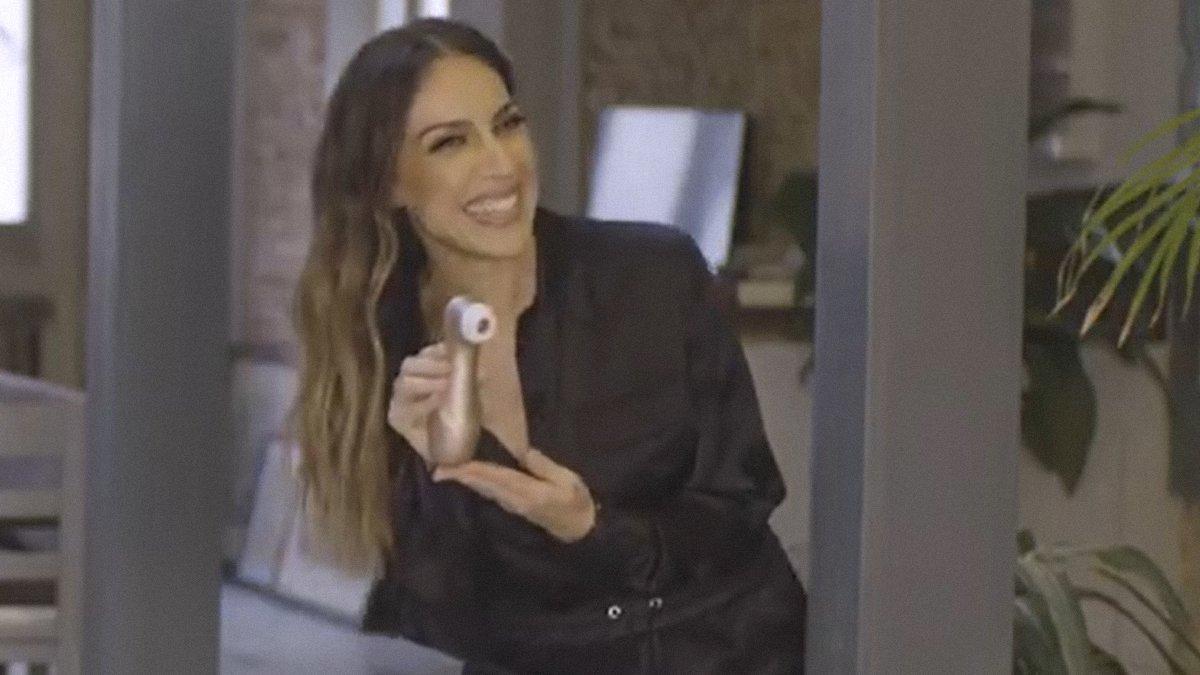 Mónica Naranjo prueba el Satisfyer para anunciar el salto de su programa de sexo a Amazon Prime Video