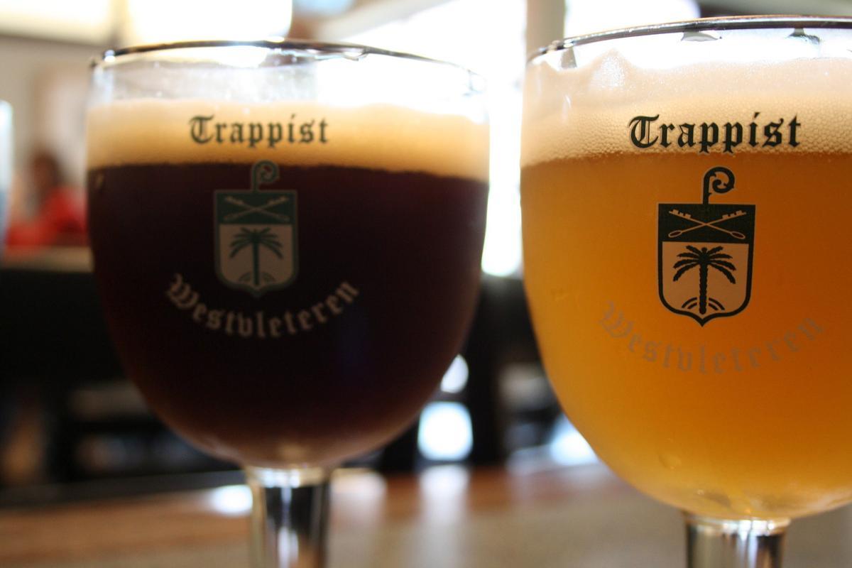 Imagen de archivo de dos copas con la cerveza belga Trappist en Westvleteren (Bélgica).