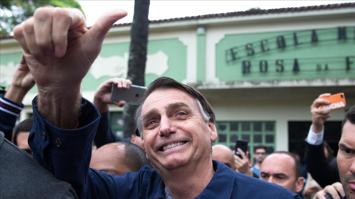 Jair Bolsonaro saluda a sus simpatizantes tras votar en Río de Janeiro. Jair Bolsonaro saluda a sus simpatizantes tras votar en Río de Janeiro.