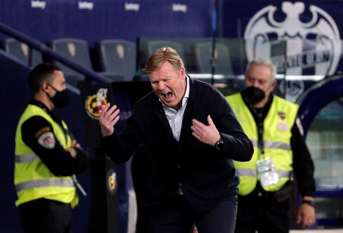 Koeman se lamenta de un error del Barça en el Ciutat de Valencia. Koeman se lamenta de un error del Barça en el Ciutat de Valencia.
