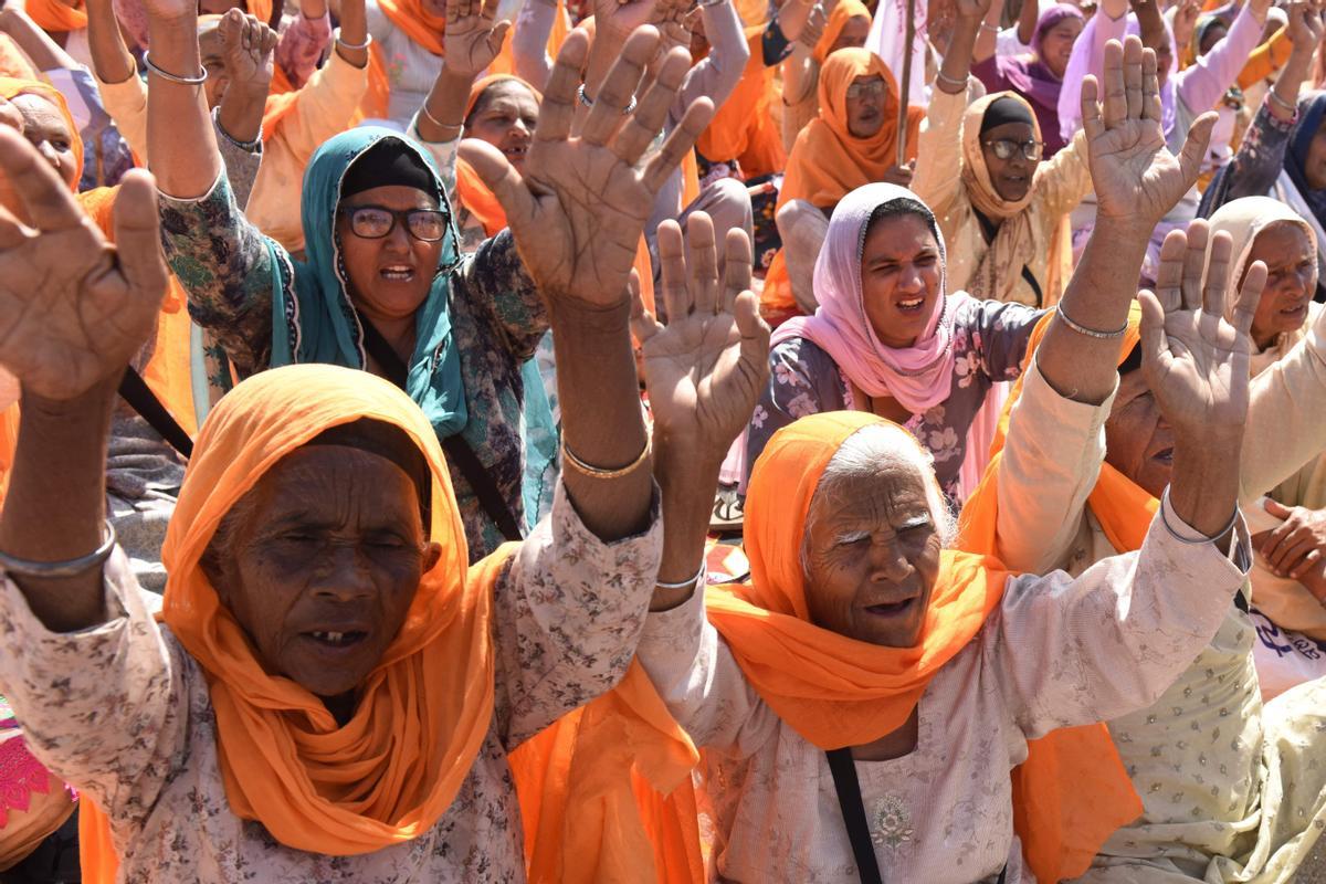 Mujeres agricultoras gritan eslóganes durante una manifestación para pedir más derechos para las mujeres, en la celebración del 8-M en la ciudad india de Amritsar. Mujeres agricultoras gritan eslóganes durante una manifestación para pedir más derechos para las mujeres, en la celebración del 8-M en la ciudad india de Amritsar.