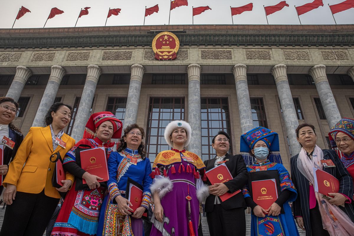 Delegados de minorías chinas con sus trajes tradicionales posan frente al edificio donde se ha celebrado el Congreso Nacional del Pueblo. Delegados de minorías chinas con sus trajes tradicionales posan frente al edificio donde se ha celebrado el Congreso Nacional del Pueblo.