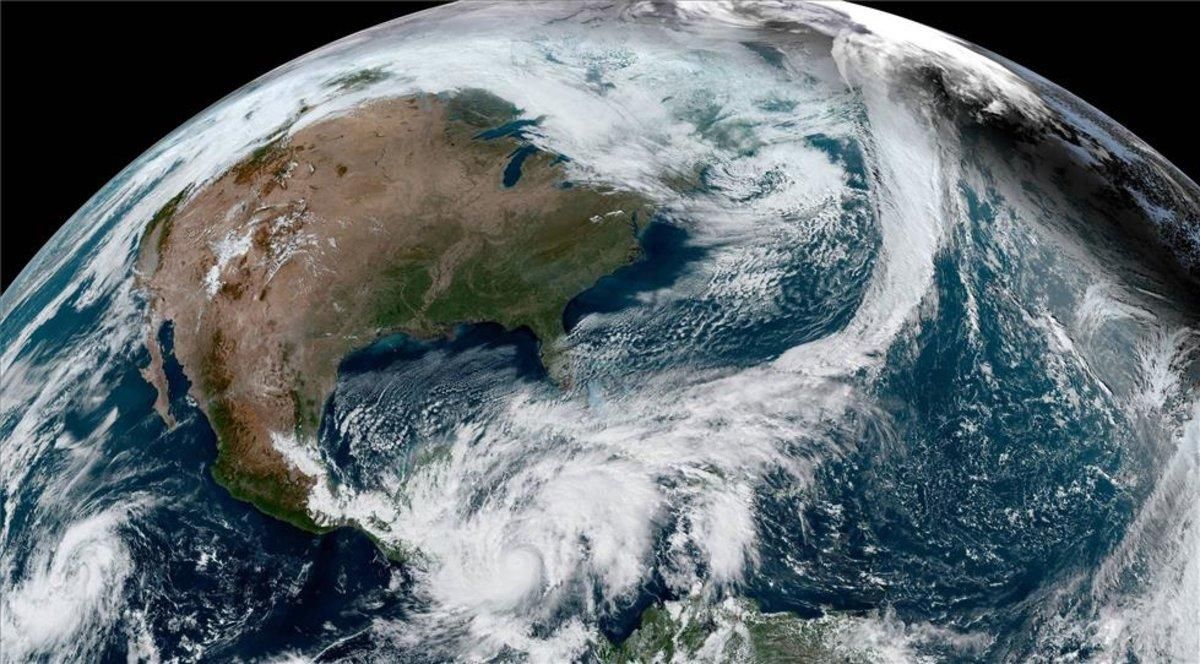 Fotografía satelital del huracán Eta de categoría 4 en el Caribe. Fotografía satelital del huracán Eta de categoría 4 en el Caribe.