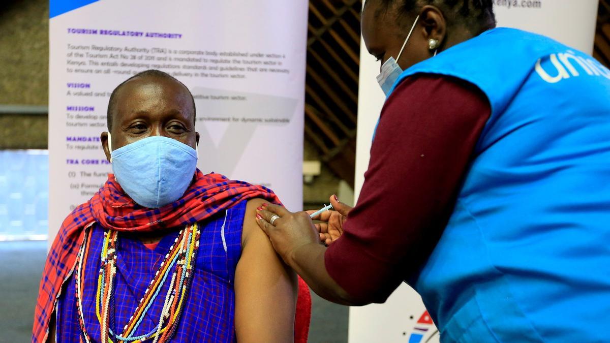 Un ciudadano de Nairobi, Kenia, recibe la vacuna de AstraZeneca contra la covid 19