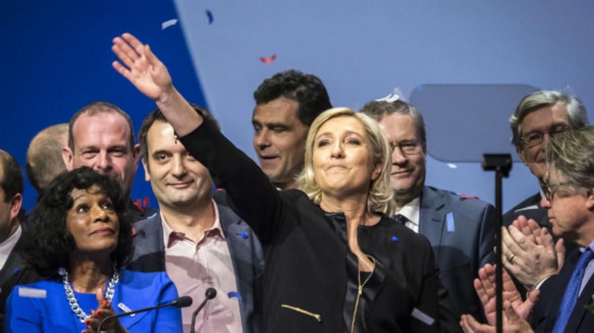 Marine Le Pen, en un mitin en Lyón. Marine Le Pen, en un mitin en Lyón.