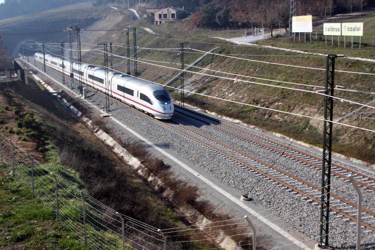 Tren en su recorrido entre Figueres y Barcelona Tren en su recorrido entre Figueres y Barcelona