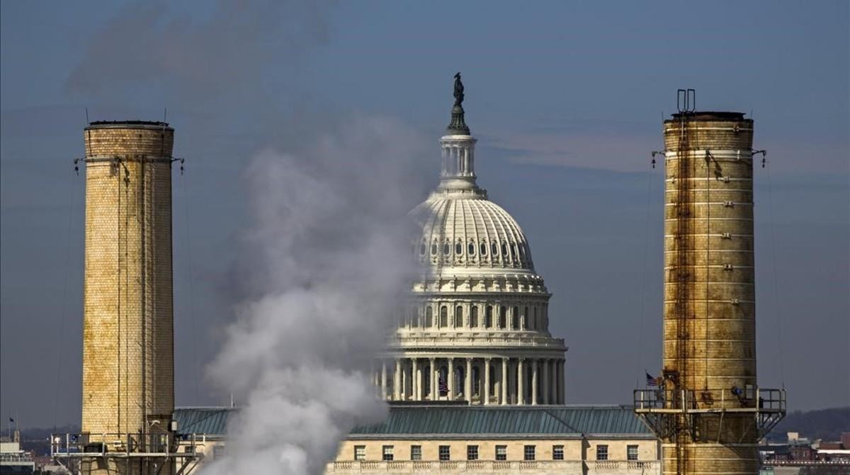 Humo emitido por una fábrica junto al Capitolio en Washington, en el 2014.