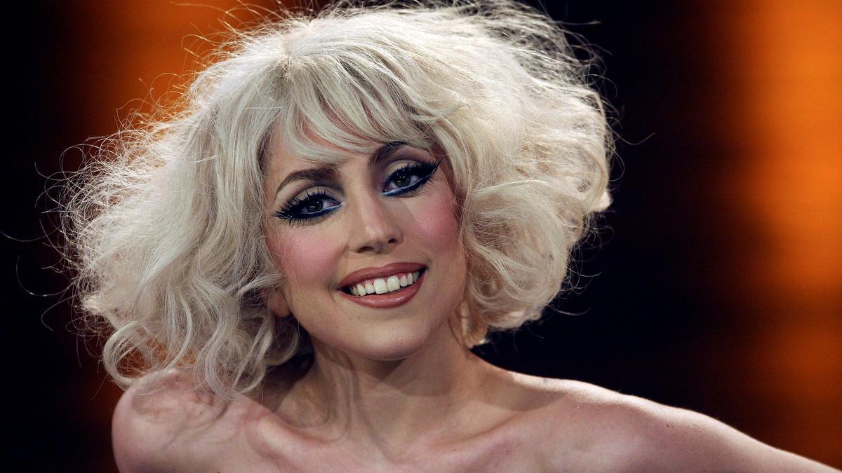 Lady Gaga sonríe durante un show en una televisión alemana en 2009.