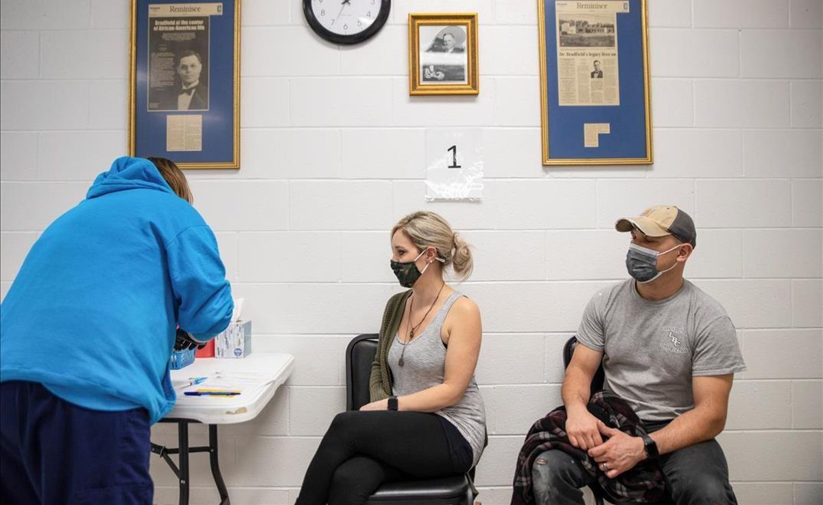 Un hombre y una mujer de 39 años reciben la vacuna del coronavirus en el centro comunitario Bradfield Community, en Lima, Ohio. Un hombre y una mujer de 39 años reciben la vacuna del coronavirus en el centro comunitario Bradfield Community, en Lima, Ohio.