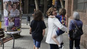 Ada Colau, con sus dos hijos y su madre, tras votar en el Centre Cívic La Sedeta de Barcelona