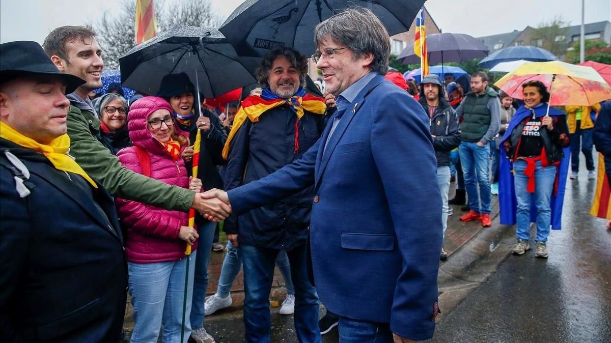 El ’expresident’ Carles Puigdemont, rodeado de simpatizantes en Waterloo El ’expresident’ Carles Puigdemont, rodeado de simpatizantes en Waterloo