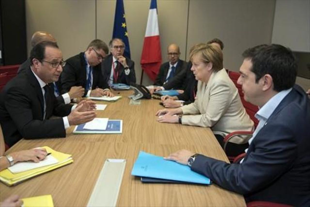 Tsipras, con Merkel (a su derecha) y Hollande (en frente), ayer, en Bruselas. Tsipras, con Merkel (a su derecha) y Hollande (en frente), ayer, en Bruselas.