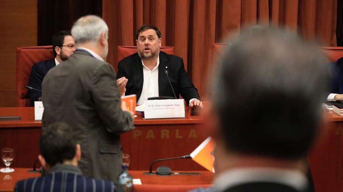 Oriol Junqueras declara ante la comisión de investigación de la cámara catalana sobre la aplicación del articulo 155 de la Constitución. En la foto los diputados de Ciudadanos abandonan la comisión Oriol Junqueras declara ante la comisión de investigación de la cámara catalana sobre la aplicación del articulo 155 de la Constitución. En la foto los diputados de Ciudadanos abandonan la comisión