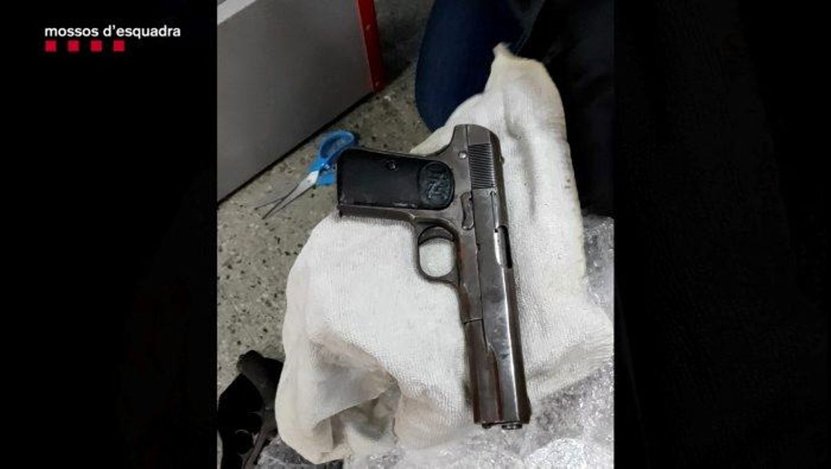 Una de las pistolas requisadas por los Mossos. Una de las pistolas requisadas por los Mossos.