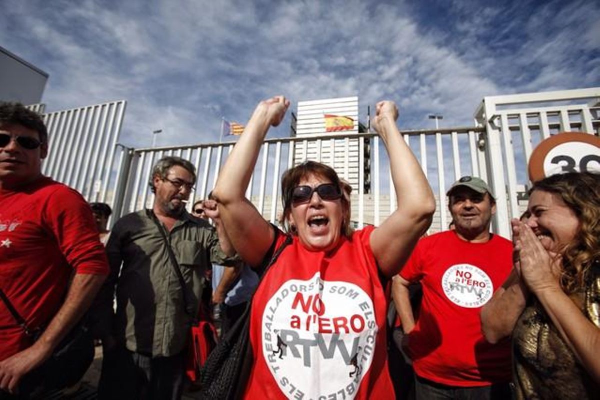 Trabajadores despedidos de Canal 9 celebran la anulación del ERE ante la sede de la Radiotelevisión valenciana, este martes. Trabajadores despedidos de Canal 9 celebran la anulación del ERE ante la sede de la Radiotelevisión valenciana, este martes.