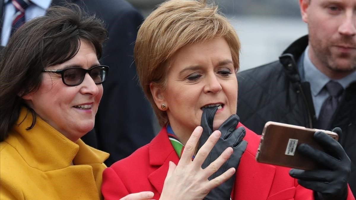 La ministra principal de Escocia, Nicola Sturgeon, posa para un selfi el pasado 14 de diciembre. La ministra principal de Escocia, Nicola Sturgeon, posa para un selfi el pasado 14 de diciembre.