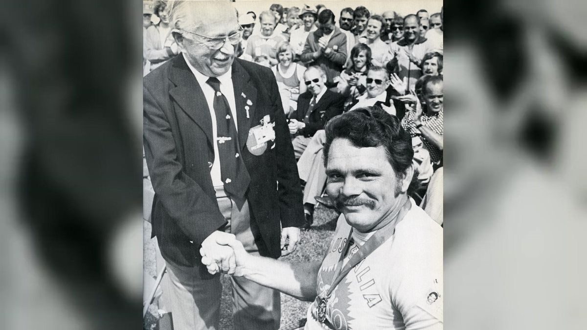 El doctor Ludwig Guttmann saluda a un integrante de la delegació australiana en los Paralímpicos de Toronto 76. El doctor Ludwig Guttmann saluda a un integrante de la delegació australiana en los Paralímpicos de Toronto 76.