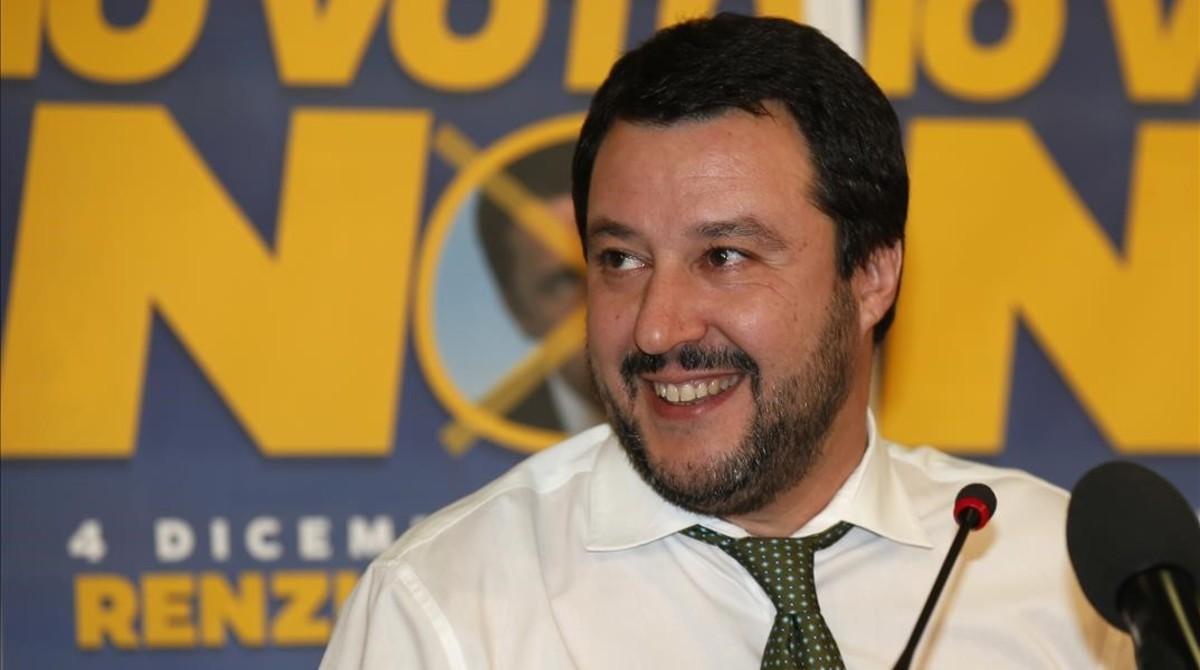 Matteo Salvini sonríe durante una rueda de prensa en la sede de su partido, la Liga Norte, en Milán, este domingo. Matteo Salvini sonríe durante una rueda de prensa en la sede de su partido, la Liga Norte, en Milán, este domingo.