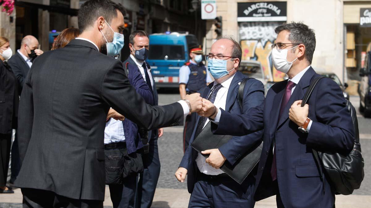 Roger Torrent recibe a Miquel Iceta y Félix Bolaños, a su llegada al Palau de la Generalitat.