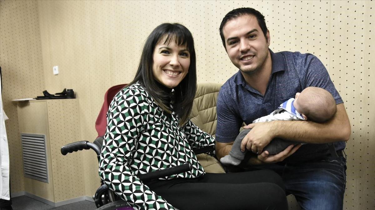 Yasmina Andrés, con su pareja y su bebé de menos de dos meses.