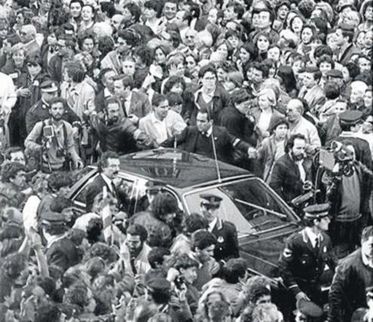 Sant Jaume 8 El coche de Jordi Pujol, a su llegada a la plaza. Sant Jaume 8 El coche de Jordi Pujol, a su llegada a la plaza.