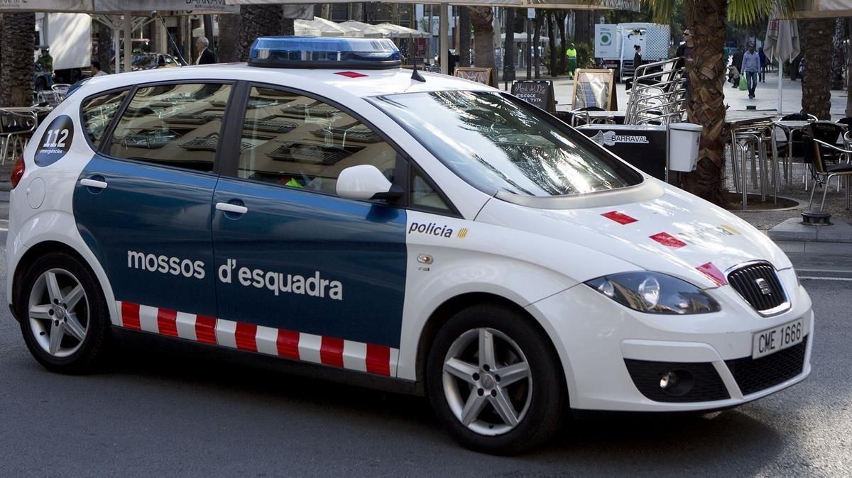 Un coche de los Mossos en una imagen de archivo. Un coche de los Mossos en una imagen de archivo.