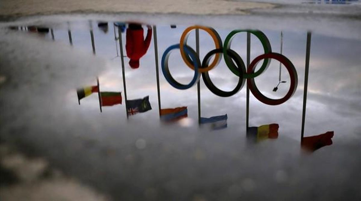 Los aros y banderas olímpicos reflejados en el suelo del parque olímpico. Los aros y banderas olímpicos reflejados en el suelo del parque olímpico.