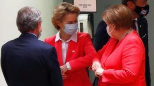 Angela Merkel y Ursula von der Leyen se saludan a su llegada a la cumbre de la UE