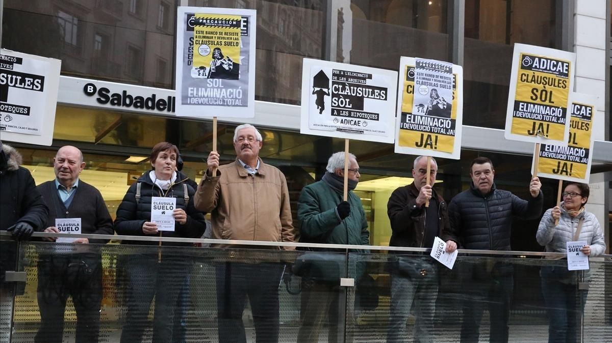 Manifestación de Adicae contra las cláusuas abusivas en las hipotecas. Manifestación de Adicae contra las cláusuas abusivas en las hipotecas.