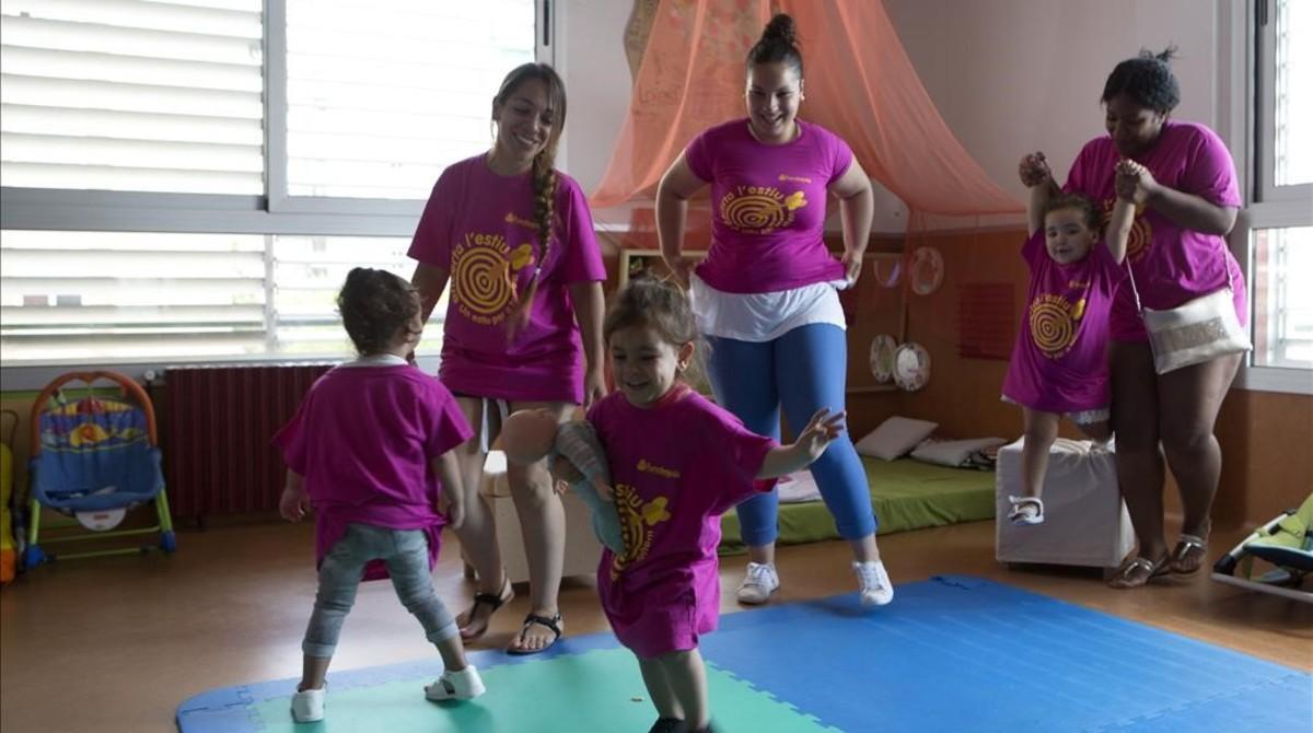 De izquierda a derecha, Lali, Salu y Rut, en la sala familiar del centro de Bellvitge. De izquierda a derecha, Lali, Salu y Rut, en la sala familiar del centro de Bellvitge.