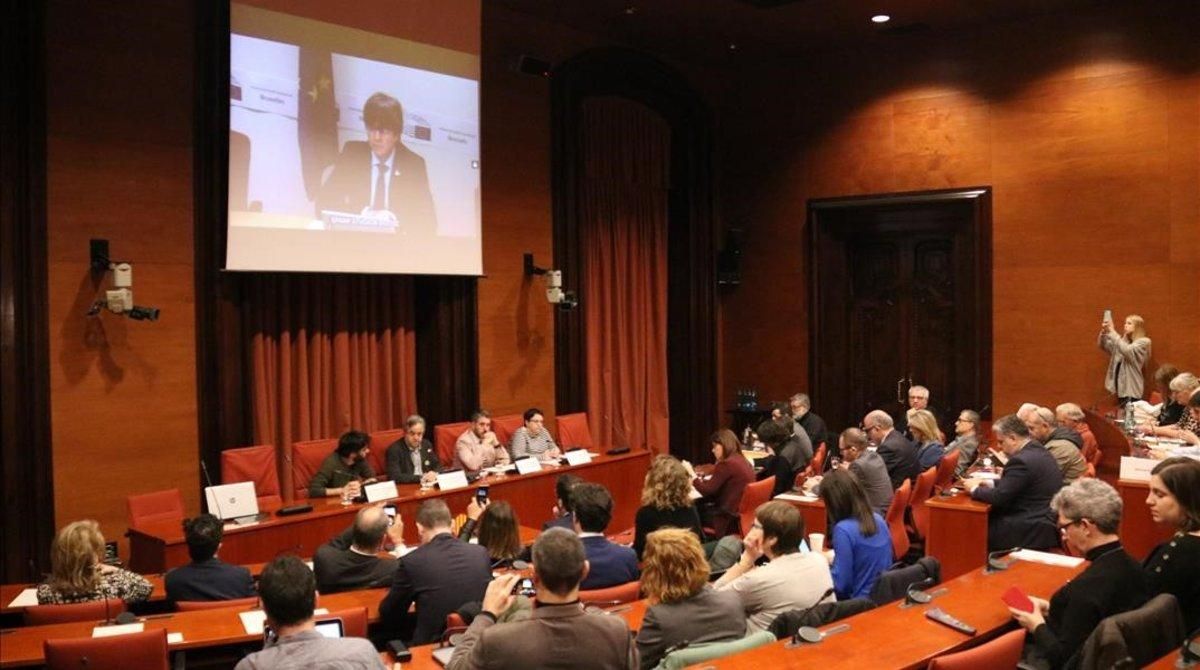 Carles Puigdemont comparece desde el Parlamento Europeo en la comisión de investigación del 155 en el Parlament. Carles Puigdemont comparece desde el Parlamento Europeo en la comisión de investigación del 155 en el Parlament.