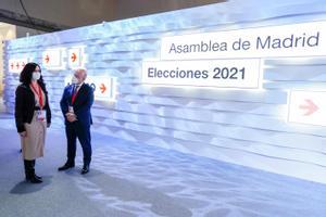 La presidenta madrileña, Isabel Díaz Ayuso, visita el Centro de Procesamiento y Difusión de Datos para las elecciones del 4-M, este 3 de mayo.