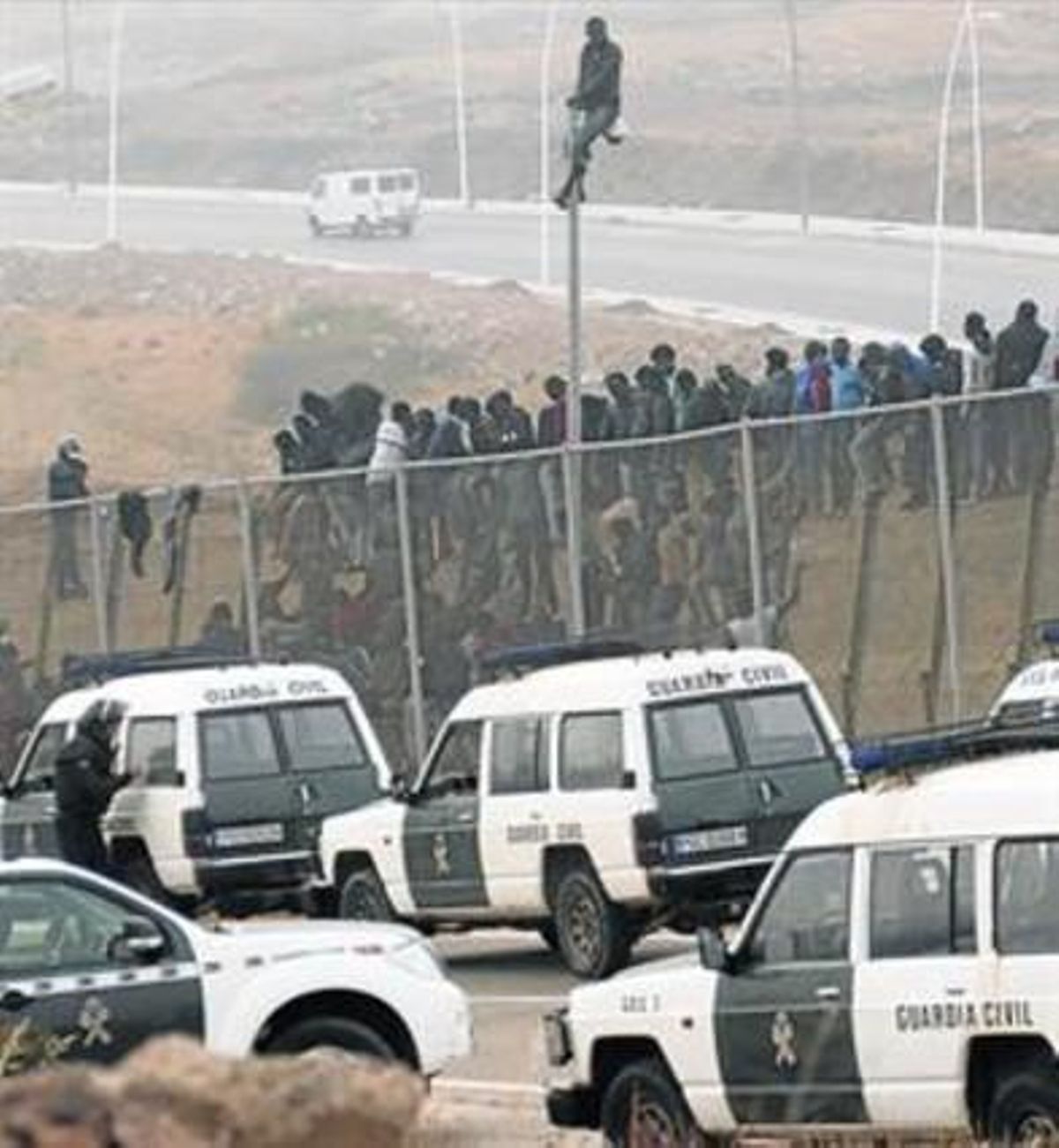 Inmigrantes encaramados a la valle de Melilla, el pasado 1 de mayo. Inmigrantes encaramados a la valle de Melilla, el pasado 1 de mayo.