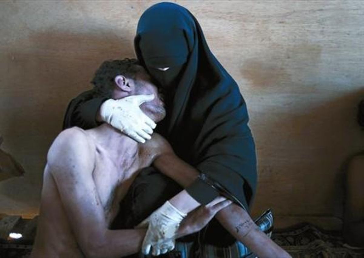 ’PRIMAVERA ÁRABE’ 3La foto premiada muestra a un herido en las protestas de Yemen, abrazado por una familiar. ’PRIMAVERA ÁRABE’ 3La foto premiada muestra a un herido en las protestas de Yemen, abrazado por una familiar.