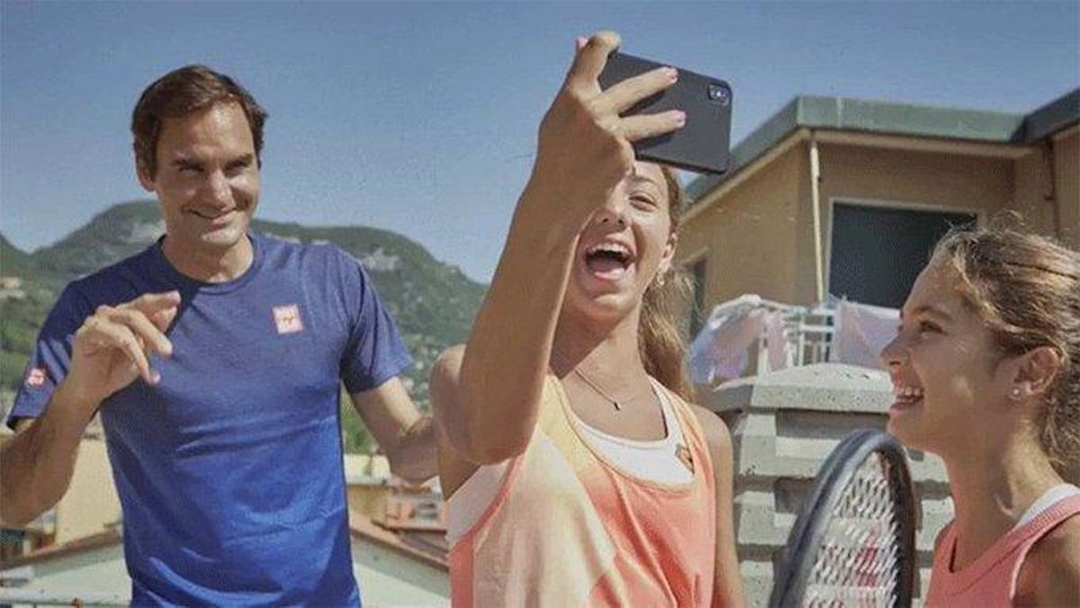 Carola y Vittoria se hacen un selfie junto a Federer. Carola y Vittoria se hacen un selfie junto a Federer.