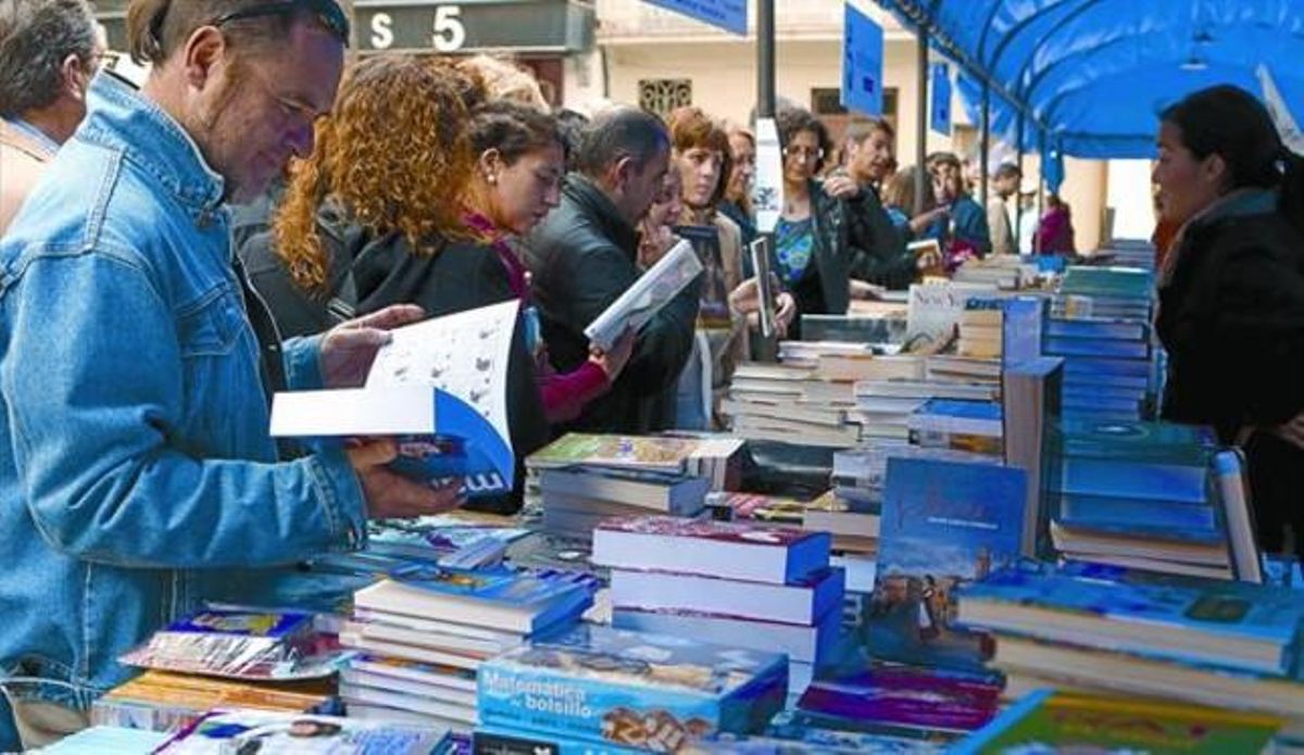 La plaza de la Vila de Badalona, ayer, donde el día del libro se adelanta durante el fin de semana. La plaza de la Vila de Badalona, ayer, donde el día del libro se adelanta durante el fin de semana.