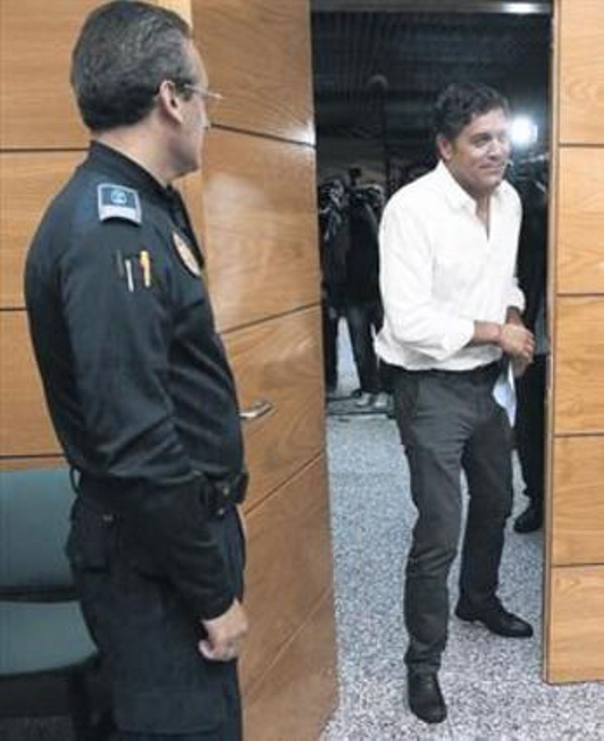 Juárez, ayer, tras anunciar que deja la alcaldía de Collado Villalba por estar implicado en la operación Púnica. Juárez, ayer, tras anunciar que deja la alcaldía de Collado Villalba por estar implicado en la operación Púnica.