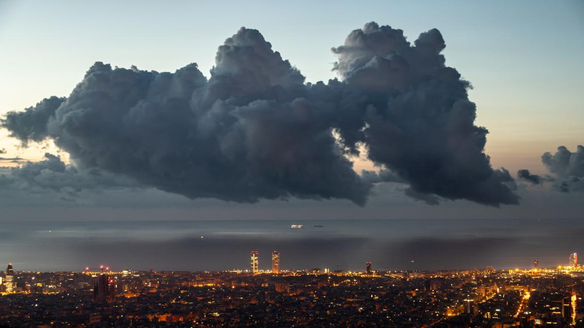 Cúmulos sobre el mar, frente a Barcelona, el 31 de agosto del 2023