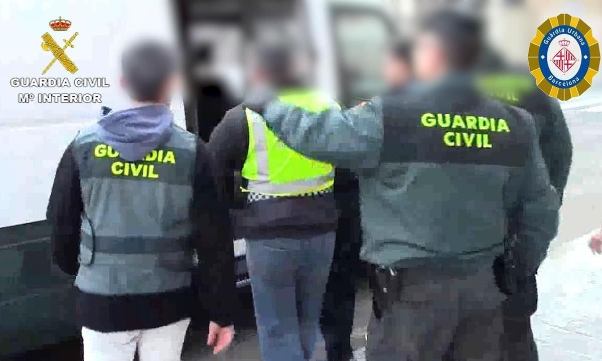 Agentes de la Guardia Civil, con uno de los detenidos. Agentes de la Guardia Civil, con uno de los detenidos.