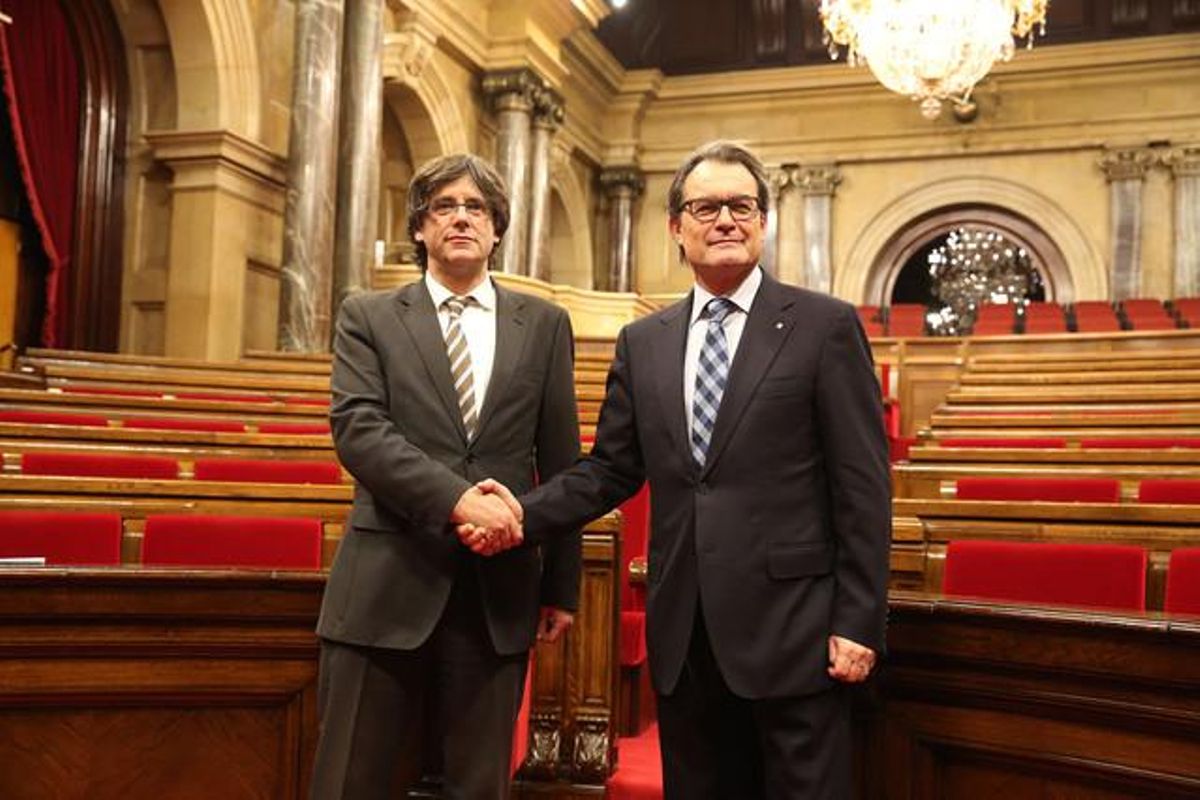 Carles Puigdemont y Artur Mas, al finalizar el debate de investidura del pasado domingo. Carles Puigdemont y Artur Mas, al finalizar el debate de investidura del pasado domingo.