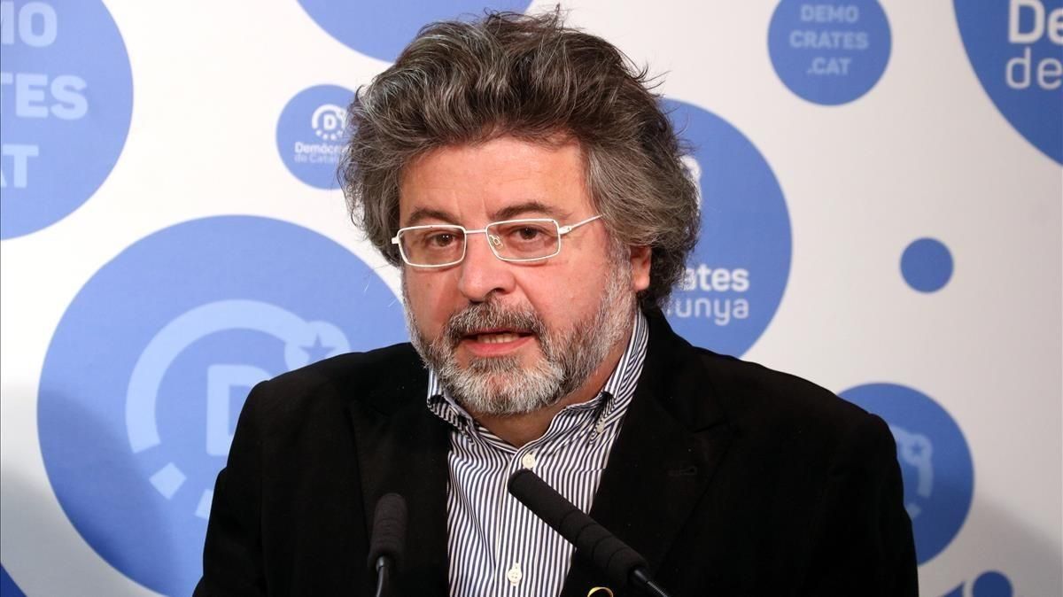 Antoni Castellà no se opondría a la renuncia de los ’exconsellers’ en Bruselas para no perder la mayoría independentista. Antoni Castellà no se opondría a la renuncia de los ’exconsellers’ en Bruselas para no perder la mayoría independentista.