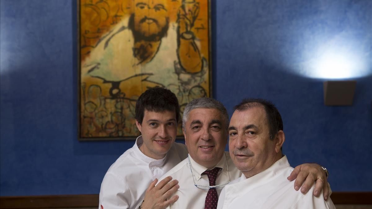 Joan Manubens, Modesto Baena y Eusebio Batuecas, ante un retrato de Joan Manubens padre. Joan Manubens, Modesto Baena y Eusebio Batuecas, ante un retrato de Joan Manubens padre.