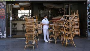 Un bar de Barcelona, con las sillas apiladas de la terraza.