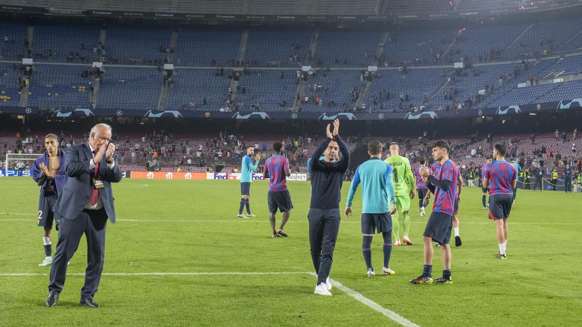 Xavi agradece el apoyo del público del Camp Nou tras el partido del Bayern