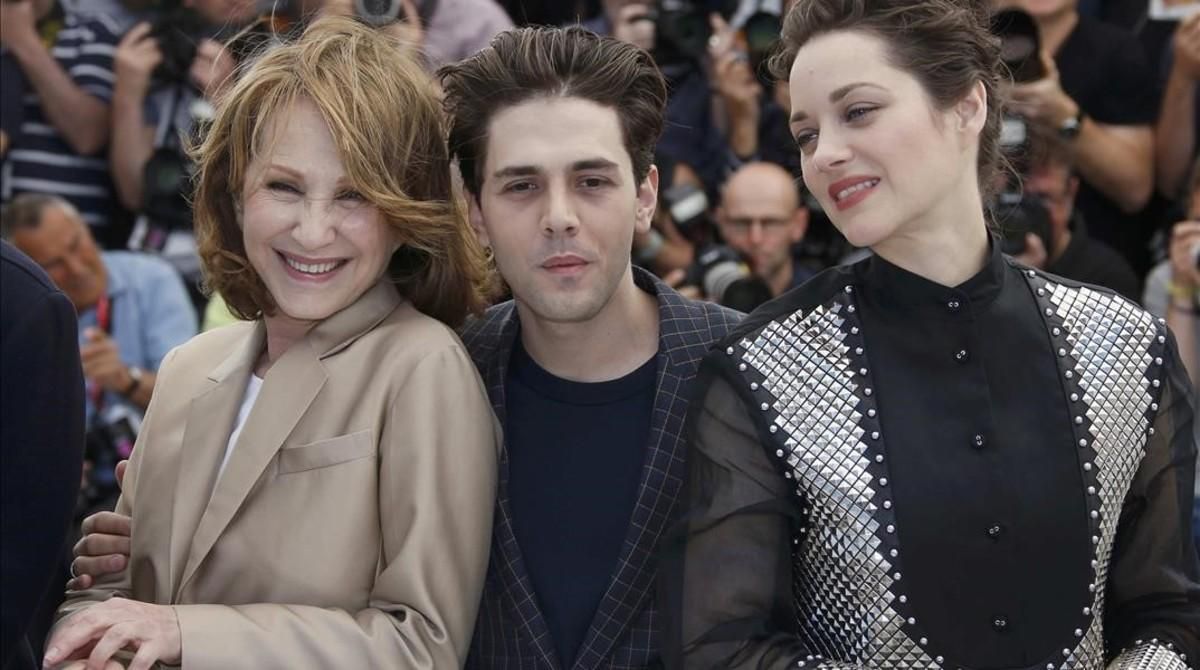 El director Xavier Dolan, con las actrices Nathalie Baye (izquierda) y Marion Cotillard, este jueves en Cannes en la presentación de ’Es solo el fin del mundo’. El director Xavier Dolan, con las actrices Nathalie Baye (izquierda) y Marion Cotillard, este jueves en Cannes en la presentación de ’Es solo el fin del mundo’.