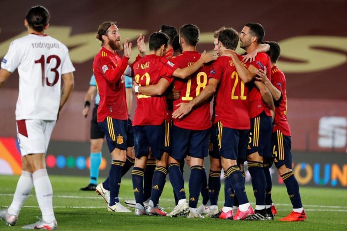 Los jugadores celebran un gol durante la fase clasificatoria a la Eurocopa 2021.