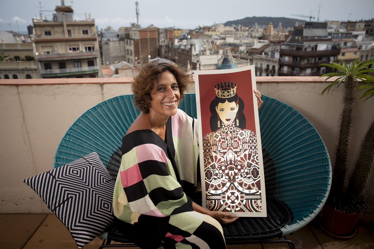 Malika Favre sujeta uno de los originales del cartel de La Mercè, la semana pasada en Barcelona. Malika Favre sujeta uno de los originales del cartel de La Mercè, la semana pasada en Barcelona.