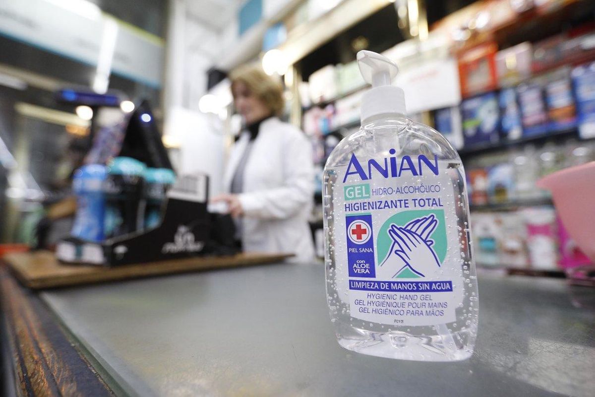 Una botella de gel desinfectante a la venta en una droguería. Una botella de gel desinfectante a la venta en una droguería.